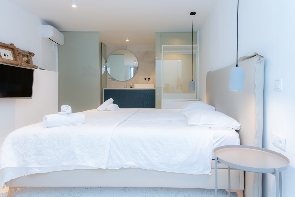 Canvill Villa for rent, 14Pax, sunset and seaviews, nicely funishhed and decorated on a quiet annd tranquil spot. IBIZA VILLA RENTAL SUNSETVIEWS CANVILL 5 Bedrooms, 10 Adults + 4Kids, westcoast, Seaview, >5min walking distance to the beach , >15min airport